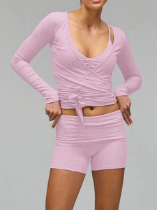 Détail du haut cache-cœur rose côtelé à manches longues et de l'ensemble short