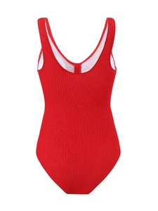 Détail d'un maillot de bain rouge en seersucker avec tissu texturé et dos en V profond