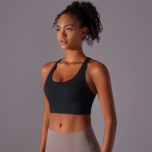 Vista laterale di un reggiseno sportivo nero con spalline larghe e leggings da yoga