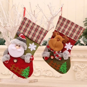Große Karo-Weihnachtssocken mit 3D-Weihnachtsmann und Rentier-Deko an weißen Zweigen