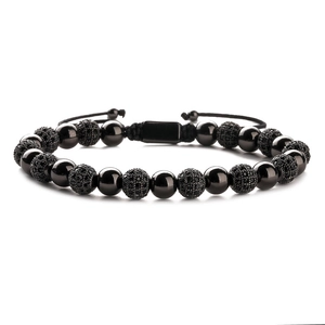 Détail de bracelet tressé ajustable avec perles de 8mm serties de zircons noirs