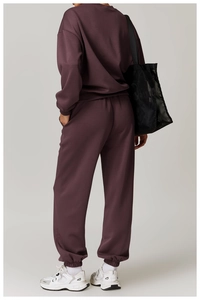 Rückansicht eines locker sitzenden weinroten Lounge-Sets mit Jogginghose und Sweatshirt