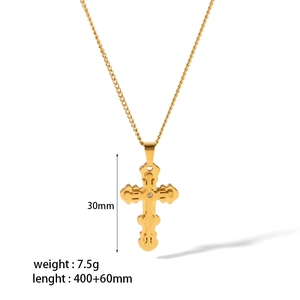 Détail du collier croix plaqué or 18K: hauteur 30mm et longueur ajustable 400+60mm