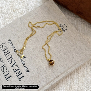 Détail du collier oeil de tigre doré de 65 cm avec une chaîne d'extension de 6 cm
