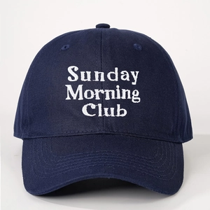 Détail de la broderie blanche Sunday Morning Club sur casquette en toile de coton bleu marine