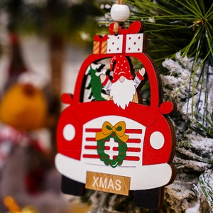 Nahaufnahme eines roten Weihnachtsauto-Anhängers aus Holz mit einem kleinen Wichtel