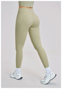 Detail of high-waist avocado green yoga pants showing push-up effect and seamless fabric