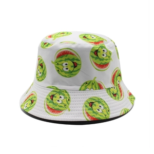 Cappello da pescatore reversibile in cotone bianco con simpatica stampa di anguria