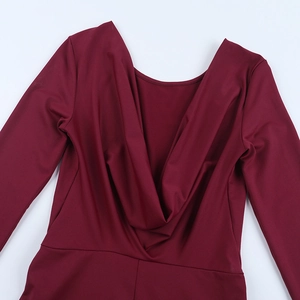 Détail d'un body bordeaux dos nu avec décolleté drapé et tissu côtelé extensible