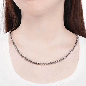 Close-up of 4mm silver keel chain necklace worn by female model for trendy street style