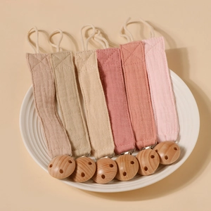 Lot de 6 attaches-tétines en mousseline de coton bio avec clips en bois de hêtre naturel