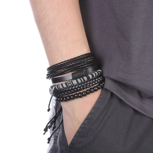 Détail d'un ensemble de bracelets multicouches pour hommes avec cuir tressé et perles