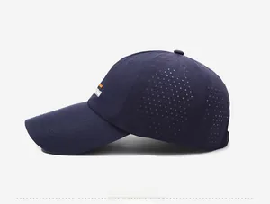 Vista lateral de la gorra de béisbol azul marino con orificios de ventilación láser