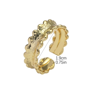 Detail eines verstellbaren Goldrings mit Hammerschlag-Textur und 1,9 cm Innendurchmesser