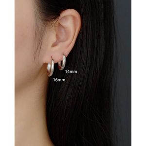 Close-up of minimalist S925 silver hoop earrings in 14mm and 16mm sizes on a model