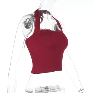 Detailansicht des roten Strick-Halterneck-Tops mit zarter Spitze am Ausschnitt