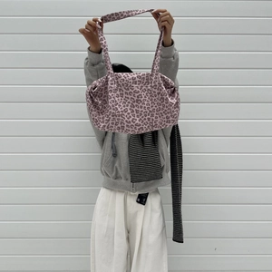 Dettaglio della borsa tote leopardata rosa con ampi spallacci e design capiente