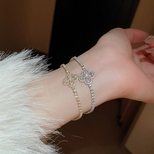 Bracelets trèfle élégants en or et argent avec incrustation de zircons et fines chaînes diamant