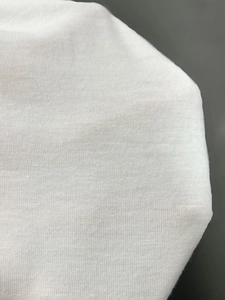 Detailaufnahme von weißem, atmungsaktivem Baumwollstrick mit feiner Textur