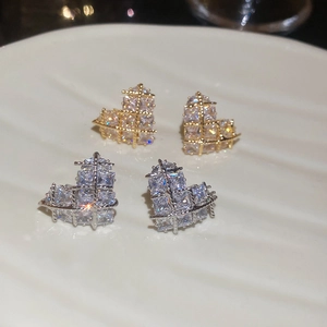 Elegante vergoldete und versilberte Herz-Ohrstecker mit funkelnden Zirkonia-Steinen