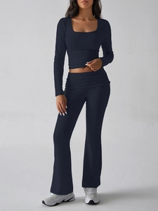 Ensemble de yoga bleu marine deux pièces avec haut à manches longues et pantalon évasé