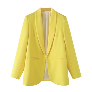 Détail d'un blazer jaune à col châle avec devant ouvert et manches longues