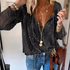 Elegante blusa de encaje negro de manga larga con cuello en V y patrón floral boho