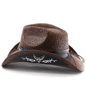 Détail du chapeau de cowboy en paille avec bande en cuir et broderie de tête de taureau