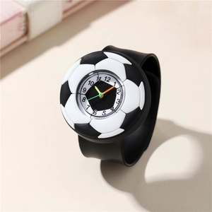 Montre à quartz football pour enfants avec bracelet en silicone sur fond beige doux