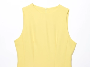 Détail à plat d'une mini-robe jaune sans manches avec texture crêpée et fermeture éclair