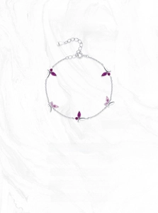 Dettaglio macro del bracciale in argento S925 con farfalle in pietre preziose rosa e viola