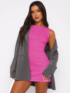 Mini-robe rose sans manches avec blazer gris oversize pour un look d'été chic et moderne