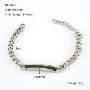 Bracelet chaîne unisexe en acier inoxydable avec plaque centrale argent et noir sur fond blanc