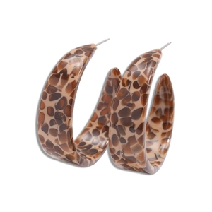 Retro tortoise shell C-shaped resin hoop earrings with a glossy leopard pattern finish
