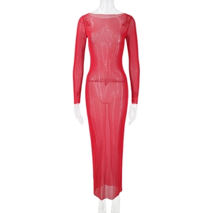 Détail du tissu en maille rouge sur cette robe longue moulante à manches longues