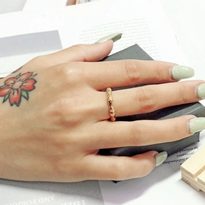 Detailansicht eines Edelstahlrings im Bambus-Stil in Roségold an der Hand