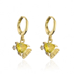 Detailaufnahme goldener Fischohrringe mit gelbem Dreiecks-Edelstein auf weißem Grund