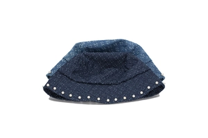Détail de chapeaux bobs en denim avec texture en losanges et bordure élégante en perles