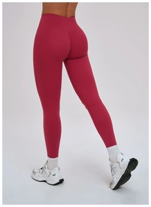 Vue arrière du legging de yoga rouge baie à taille haute avec couture en V pour l'effet push-up