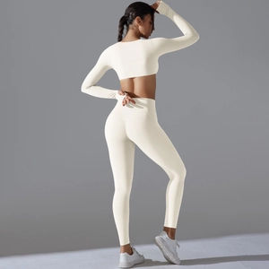 Zweiteiliges Yoga-Set in Creme mit Langarm-Crop-Top und High-Waist-Leggings Rückansicht