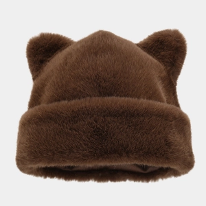 Détail du bonnet pelucheux à oreilles de chat en fausse fourrure marron et doublure