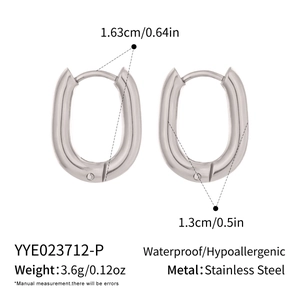 Boucles d'oreilles en acier argenté en forme de U avec détails de taille et hypoallergénique