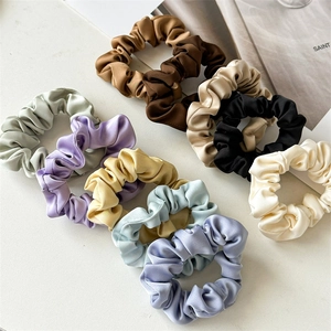Lot de chouchous en satin élastique aux couleurs variées pour queues de cheval