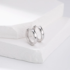 Minimalist S925 sterling silver geometric faceted hoop earrings with polished finish