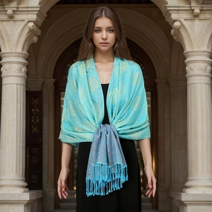 Dettaglio di scialle double-face con motivi paisley, frange e trama jacquard vintage
