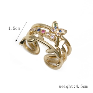 Détail montrant les dimensions et l'incrustation de zircones colorées sur la bague papillon