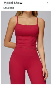 Vue détaillée de la brassière de sport rouge lave avec bretelles croisées pour femmes