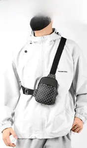 Detalle del bolso de pecho impermeable para hombre con patrón geométrico gris y hebilla