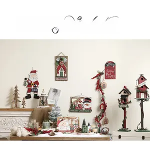Dettaglio di ciondoli natalizi in legno con Babbo Natale e pupazzo di neve per decoro
