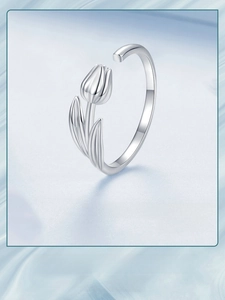 Macro shot of 925 sterling silver tulip flower ring with adjustable open band detail